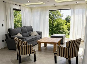 Casa · 180m² · 4 Ambientes · 5 Cocheras · Casa en Alquiler en San Martín de Los Andes. 3 Dorm.. Terreno de 1800 m².