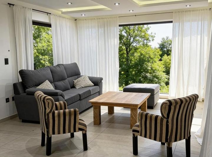 Casa · 180m² · 4 Ambientes · 5 Cocheras