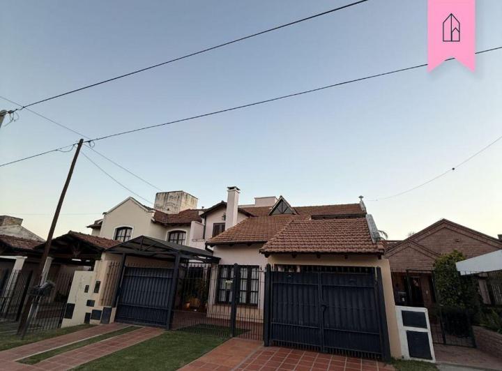 Casa · 320m² · 6 Ambientes · 2 Cocheras