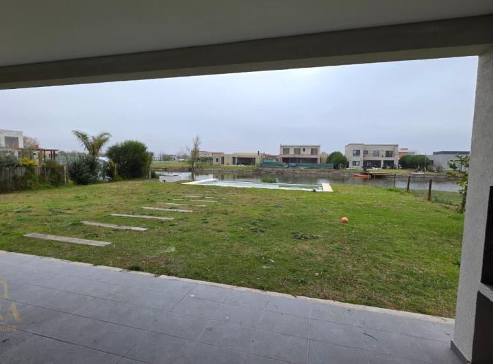 Casa · 220m² · 6 Ambientes · 3 Cocheras