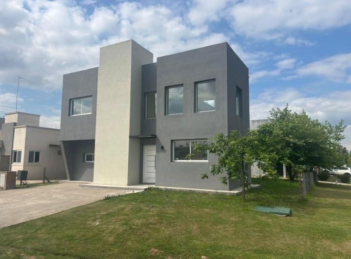 Casa · 150m² · 4 Ambientes · 2 Cocheras