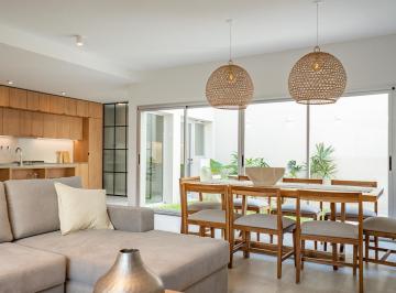 Casa · 144m² · 4 Ambientes · Casa de Pasillo de 3 Dorm. con Terraza y Pileta en Barrio Lourdes