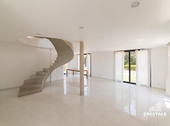 Casa · 240m² · 5 Ambientes · 2 Cocheras