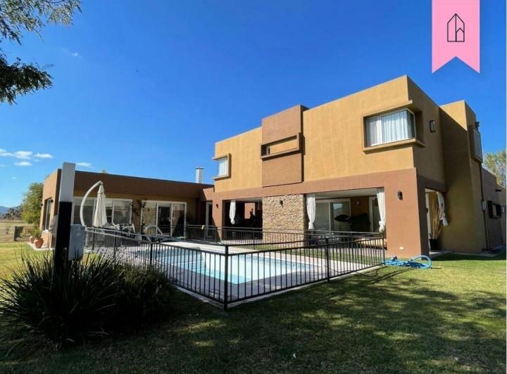 Casa · 218m² · 6 Ambientes · 1 Cochera