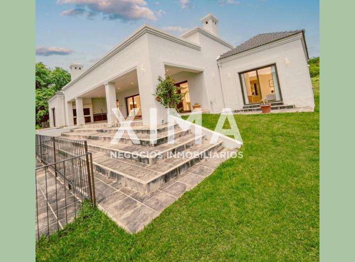 Casa · 2580m² · 3 Dormitorios · 2 Cocheras