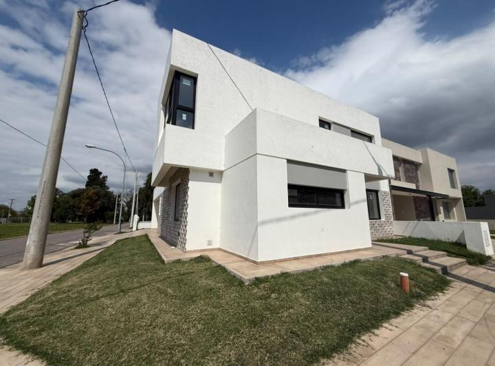 Casa · 200m² · 5 Ambientes · 2 Cocheras
