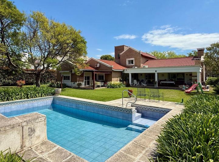Casa · 380m² · 9 Ambientes · 2 Cocheras