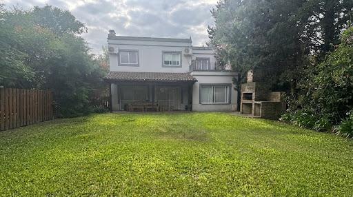 Casa · 170m² · 4 Ambientes · 1 Cochera