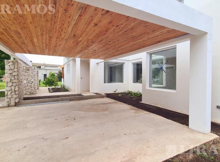 Casa · 306m² · 6 Ambientes · 2 Cocheras