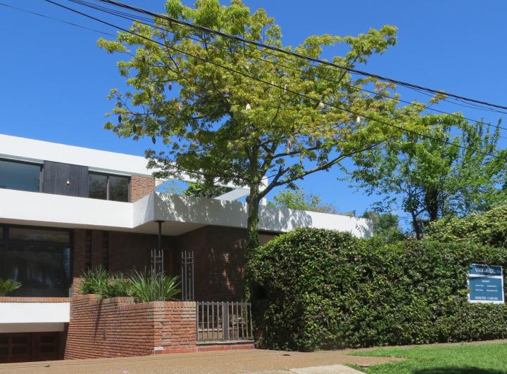 Casa · 430m² · 8 Ambientes · 6 Cocheras