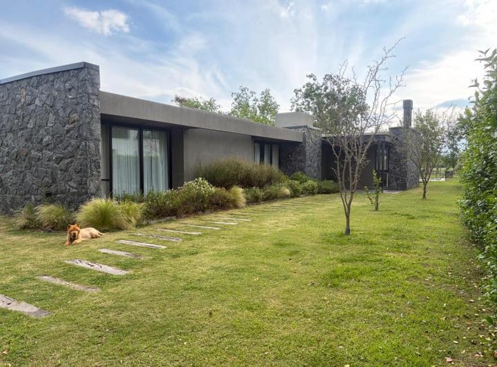 Casa · 300m² · 6 Ambientes · 2 Cocheras