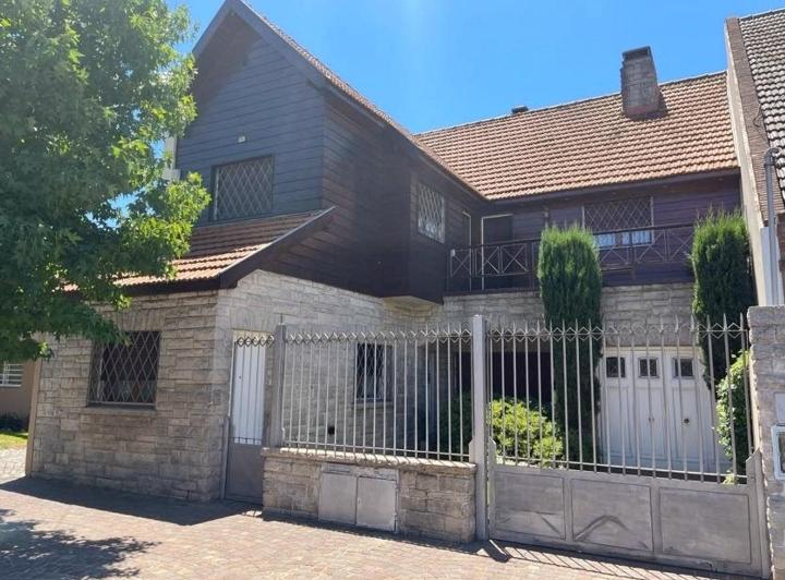 Casa · 345m² · 6 Ambientes · 3 Cocheras
