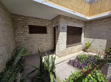 Casa de 5 ambientes, Ciudad de Santa Fe · Casa en Constituyentes con Amplio Terreno