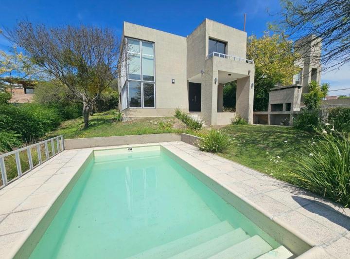 Casa · 202m² · 4 Ambientes · 2 Cocheras
