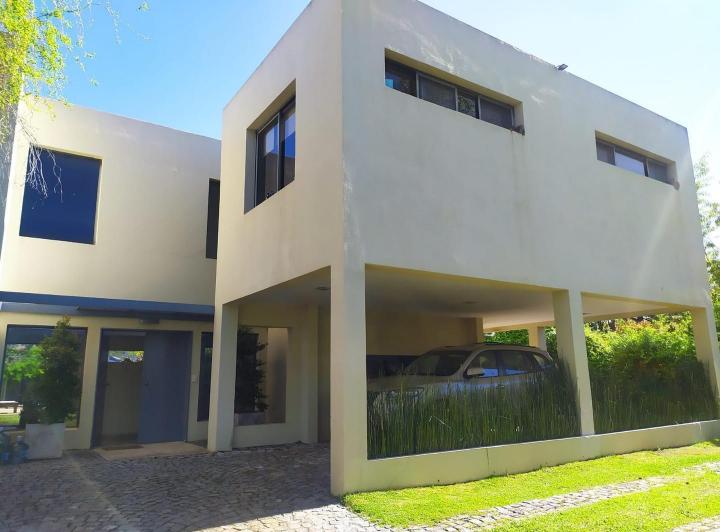 Casa · 370m² · 5 Ambientes · 2 Cocheras