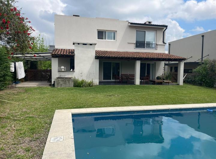Casa · 200m² · 4 Ambientes · 2 Cocheras