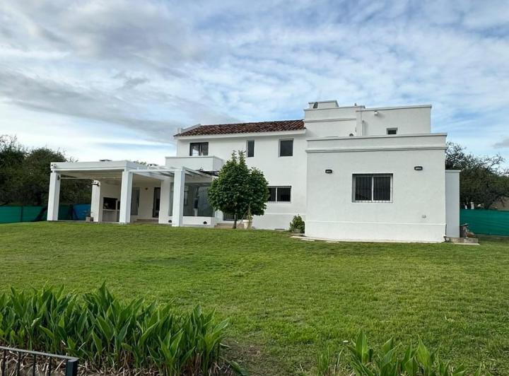 Casa · 380m² · 8 Ambientes · 2 Cocheras