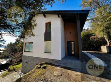 Casa · 160m² · 5 Ambientes · 1 Cochera · Casa con Vista Al Lago en Venta en B° Las Vertientes