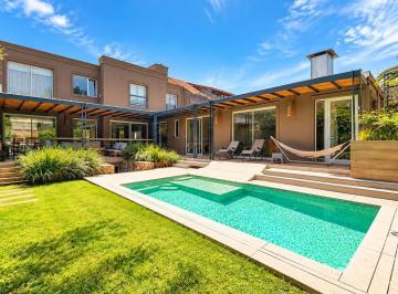 Casa · 400m² · 6 Ambientes · 4 Cocheras · Venta Casa Estilo Moderno 6 Amb con Quincho y Pileta - Barrio Los Troncos