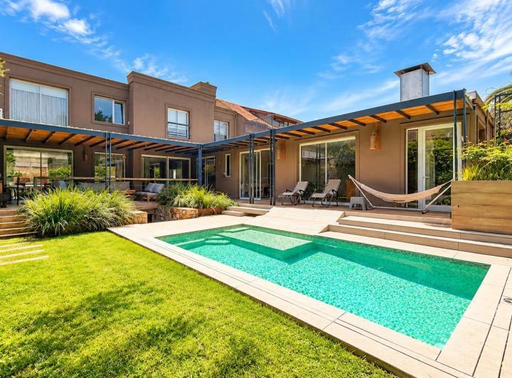 Casa · 400m² · 6 Ambientes · 4 Cocheras