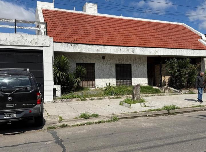 Casa · 210m² · 5 Ambientes · 2 Cocheras