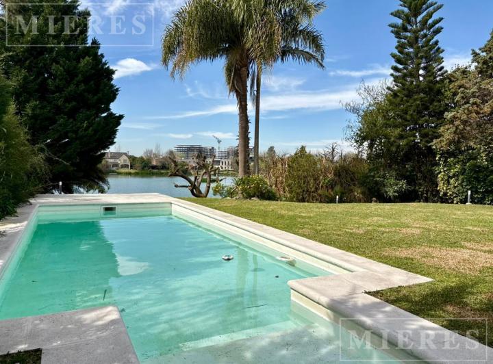 Casa · 340m² · 6 Ambientes · 4 Cocheras