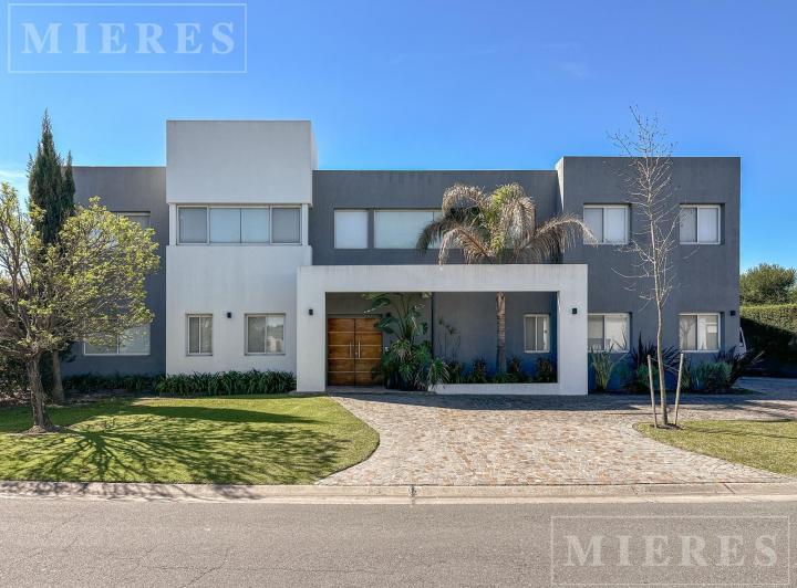 Casa · 350m² · 5 Ambientes · 1 Cochera