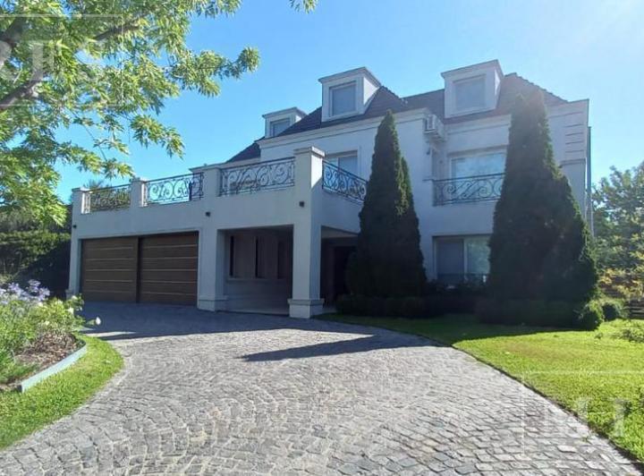 Casa · 630m² · 8 Ambientes · 5 Cocheras