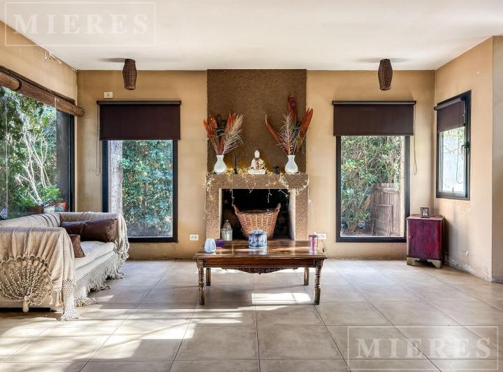 Casa · 180m² · 5 Ambientes · 4 Cocheras