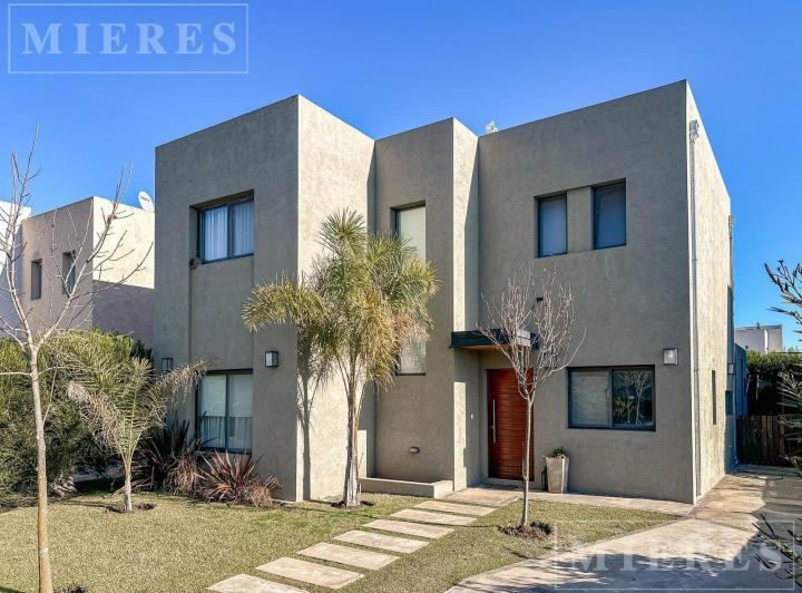 Casa · 150m² · 4 Ambientes · 2 Cocheras