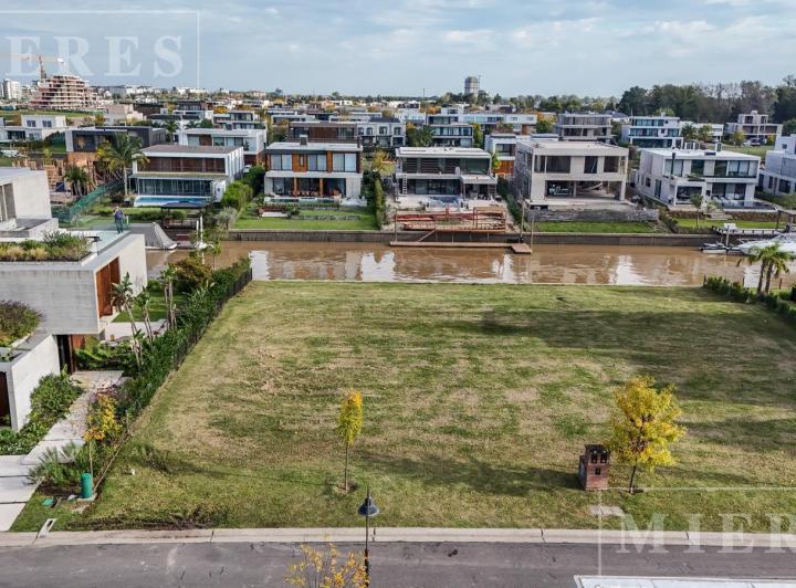 Terreno · 903m²