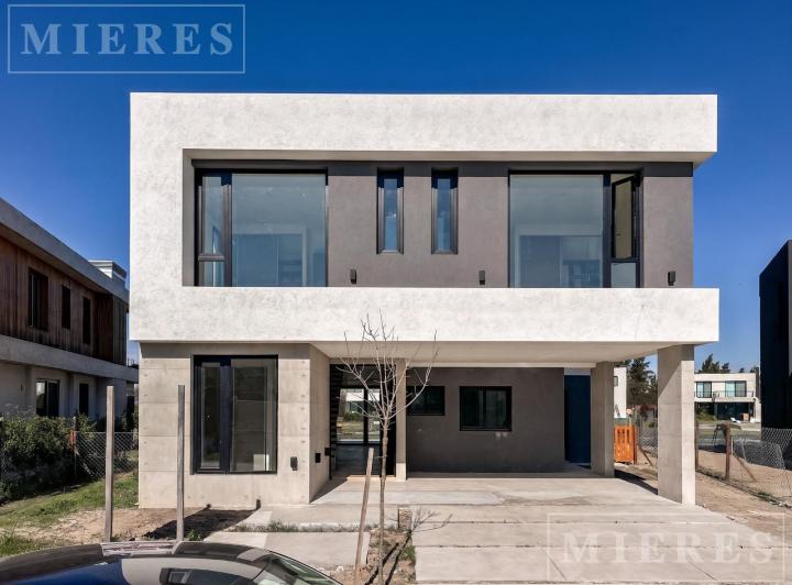 Casa · 279m² · 9 Ambientes · 6 Cocheras
