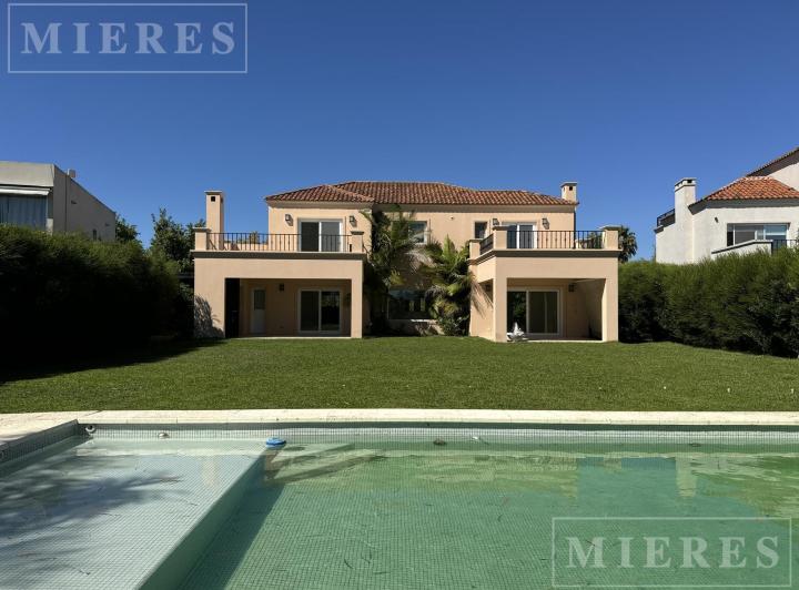 Casa · 231m² · 6 Ambientes · 2 Cocheras