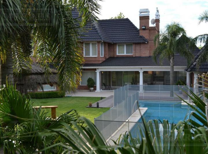Casa · 300m² · 4 Ambientes · 2 Cocheras