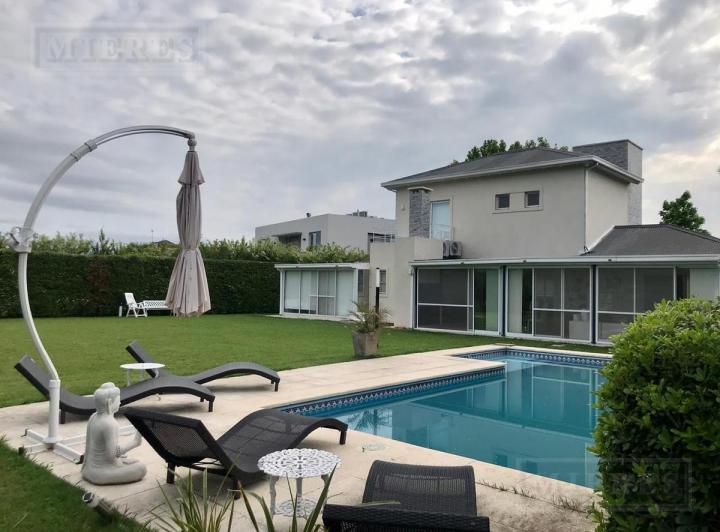Casa · 290m² · 6 Ambientes · 2 Cocheras