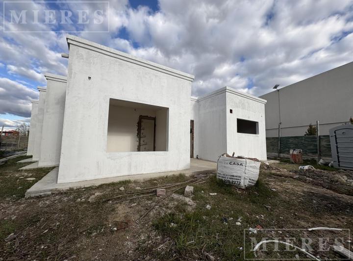 Casa · 144m² · 4 Ambientes · 11 Cocheras