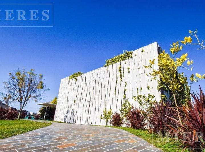 Casa · 300m² · 7 Ambientes · 1 Cochera