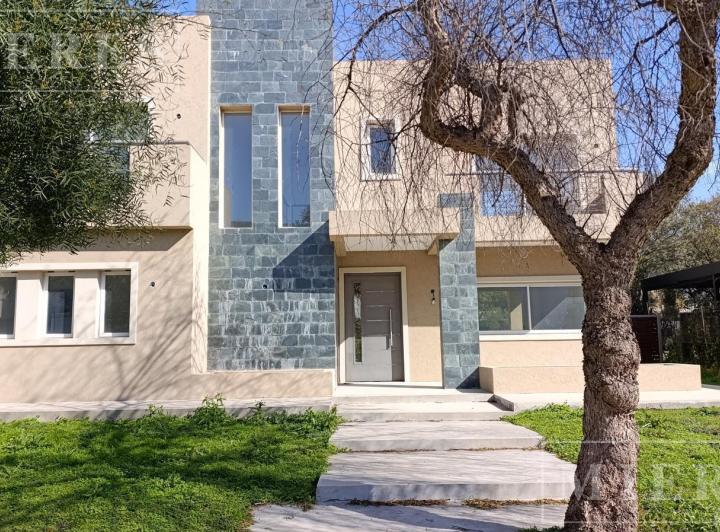 Casa · 200m² · 5 Ambientes · 1 Cochera