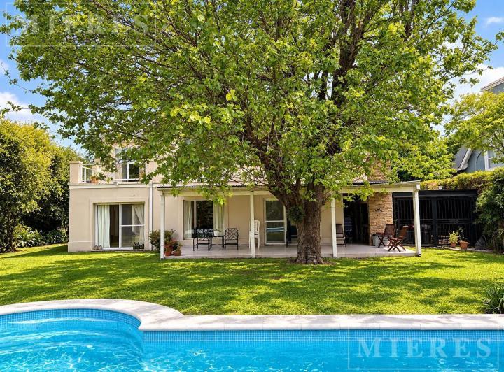 Casa · 220m² · 6 Ambientes · 4 Cocheras