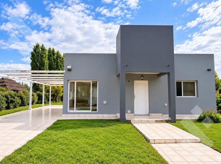 Casa · 94m² · 3 Ambientes · 2 Cocheras