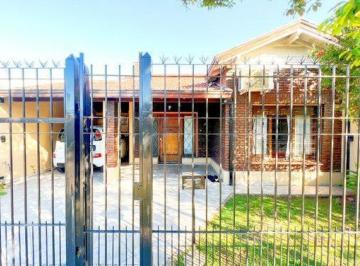 Casa · 179m² · 4 Ambientes · 1 Cochera · Casa en Venta 4 Ambientes Pileta Quincho Cochera Burzaco