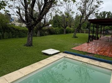 Casa de 1 ambiente, Ibarlucea · 3 Habitaciones, Piscina y Amplio Terreno con Quincho y Parrilla en Ibarlucea