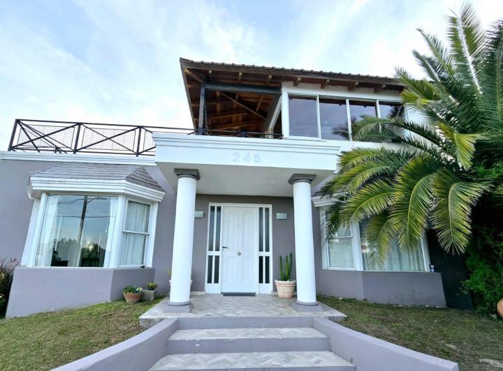 Casa · 260m² · 4 Dormitorios · 1 Cochera
