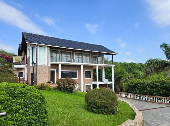 Casa · 400m² · 7 Ambientes · 4 Cocheras
