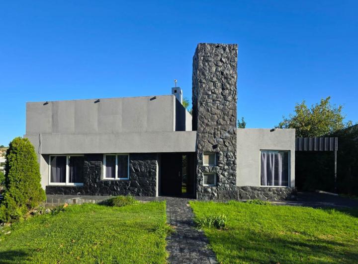 Casa · 360m² · 3 Dormitorios · 8 Cocheras