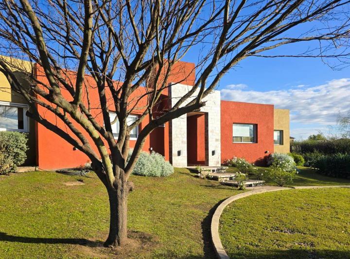 Casa · 270m² · 5 Ambientes · 4 Cocheras