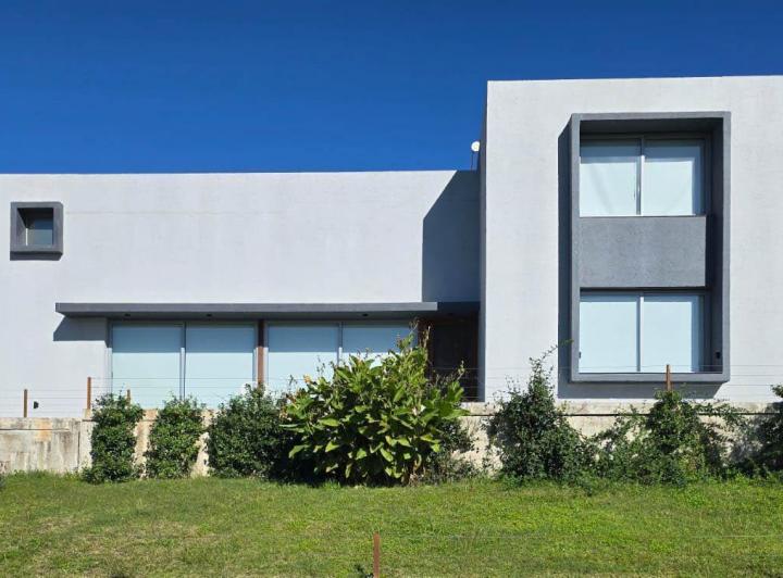 Casa · 300m² · 5 Ambientes · 2 Cocheras