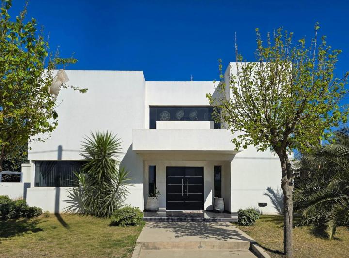 Casa · 350m² · 7 Ambientes · 2 Cocheras