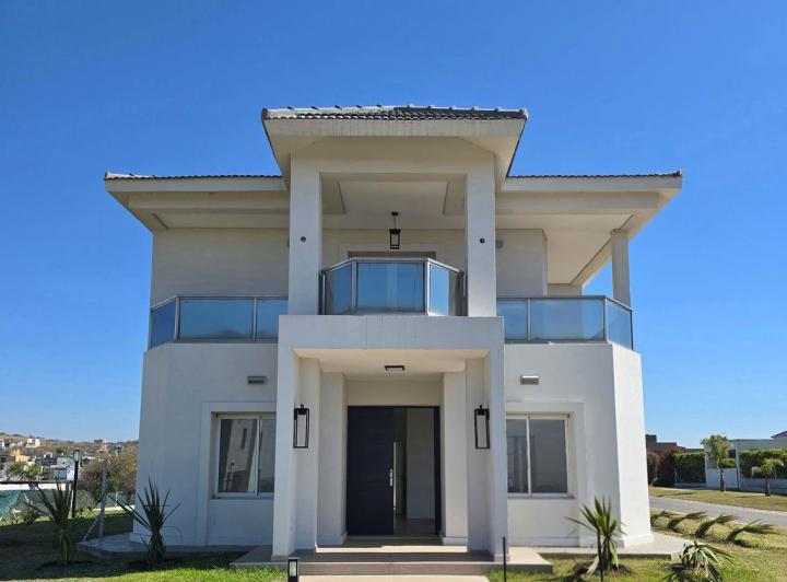 Casa · 340m² · 7 Ambientes · 2 Cocheras