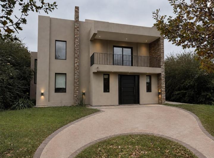 Casa · 205m² · 6 Ambientes · 2 Cocheras